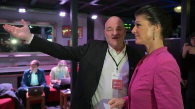 BSW-Parteigründerin Sahra Wagenknecht (r) und BSW-Landeschef Robert Crumbach werben für die Koalition mit der SPD.