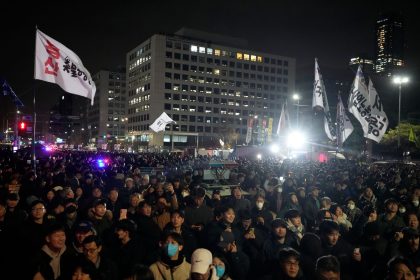 Menschen versammeln sich vor der Nationalversammlung in Seoul.