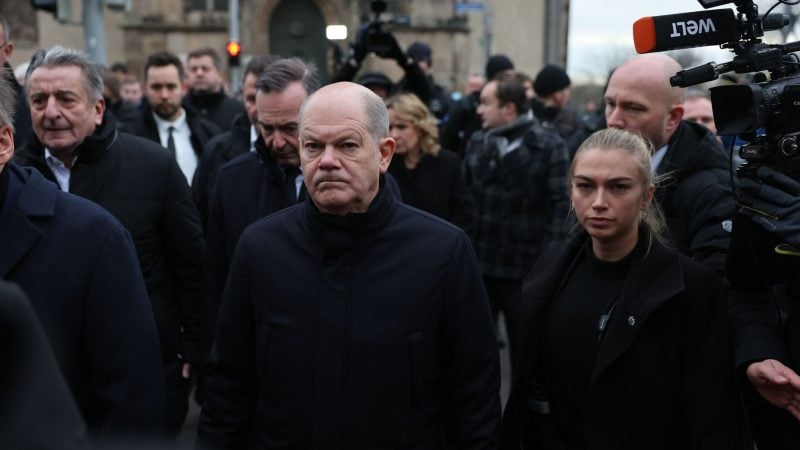 Bundeskanzler Olaf Scholz (M, SPD) und Volker Wissing (hinten, parteilos), Bundesminister für Digitales und Verkehr und Bundesminister der Justiz, besuchen den Ort der tödlichen Attacke auf dem Weihnachtsmarkt.