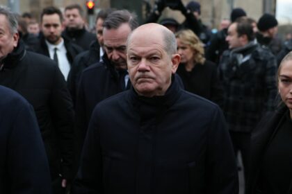 Bundeskanzler Olaf Scholz (M, SPD) und Volker Wissing (hinten, parteilos), Bundesminister für Digitales und Verkehr und Bundesminister der Justiz, besuchen den Ort der tödlichen Attacke auf dem Weihnachtsmarkt.