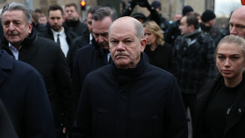 Bundeskanzler Olaf Scholz (M, SPD) und Volker Wissing (hinten, parteilos), Bundesminister für Digitales und Verkehr und Bundesminister der Justiz, besuchen den Ort der tödlichen Attacke auf dem Weihnachtsmarkt.