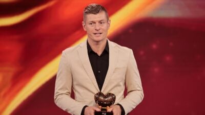 Alle stehen für Toni Kroos auf – nur sein Kind nicht