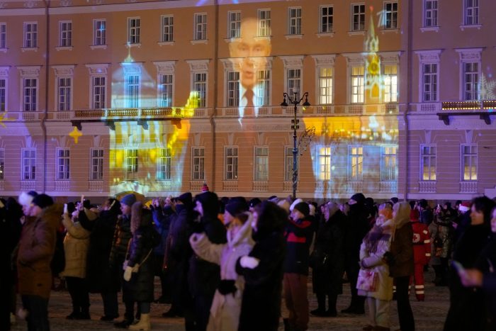 Landesweit verfolgen Menschen an Silvester die Neujahrsrede des russischen Präsidenten (Archivbild).