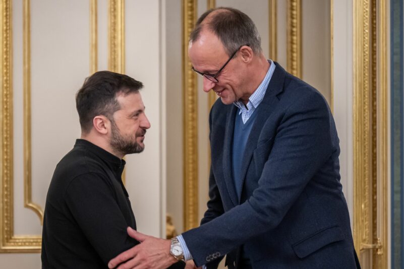 Es müsse alles dafür getan werden, um die Ukraine in die Lage zu versetzen, ihr Recht auf Selbstverteidigung wahrzunehmen, sagt Friedrich Merz bei einem Treffen mit Präsident Wolodymyr Selenskyj.