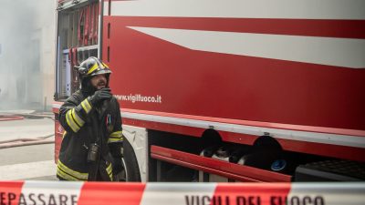 Ein italienischer Feuerwehrmann im Einsatz. (Archivfoto als Illustration)