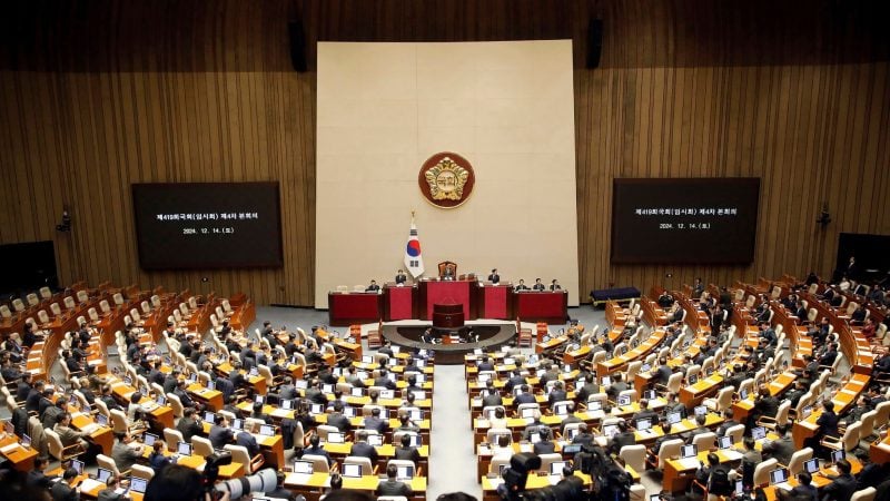 Südkoreanische Gesetzgeber nehmen an der Plenarsitzung zur Abstimmung über die Amtsenthebung von Präsident Yoon Suk Yeol in der Nationalversammlung teil. Ein zweiter Amtsenthebungsantrag gegen Yoon hat die benötigte Zweidrittelmehrheit in der Nationalversammlung erreicht.