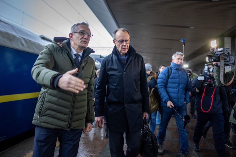 Friedrich Merz (M), Unions Kanzlerkandidat und CDU Bundesvorsitzender, wird am Bahnhof in Kiew von Martin Jäger, Botschafter Deutschlands in der Ukraine begrüßt.