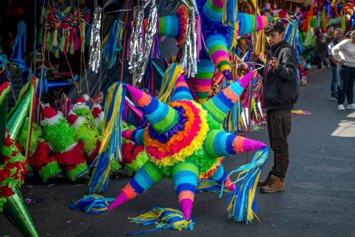 Die prall gefüllten Piñatas sind oft leuchtend bunt.