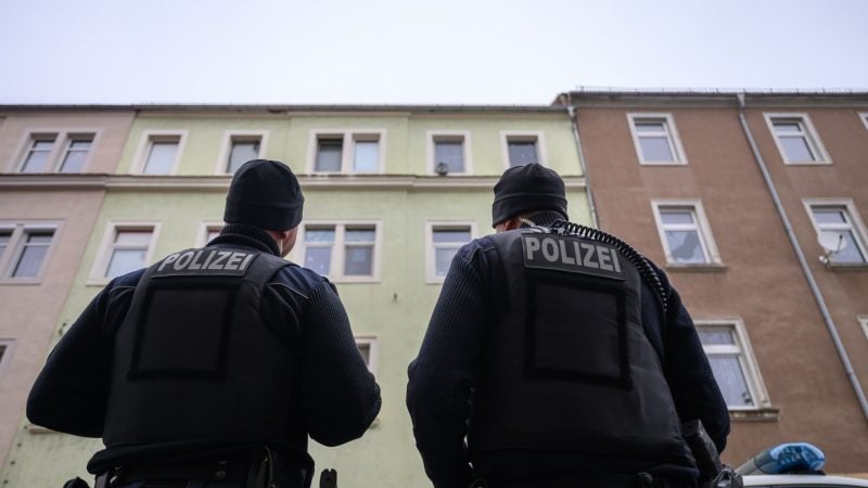 In einem Mehrfamilienhaus in Meißen sind drei Kleinkinder und deren Vater tot gefunden worden.