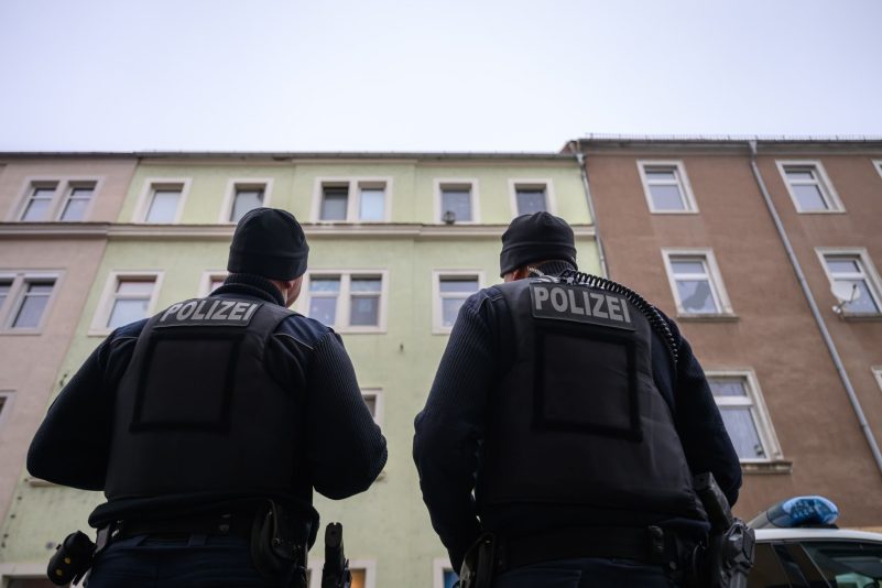 In einem Mehrfamilienhaus in Meißen sind drei Kleinkinder und deren Vater tot gefunden worden.