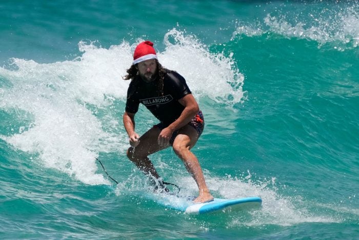 Surfende Santas gehören in Australien zu Weihnachten dazu. (Archivbild)