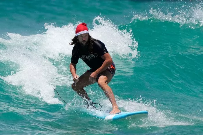 Surfende Santas gehören in Australien zu Weihnachten dazu. (Archivbild)