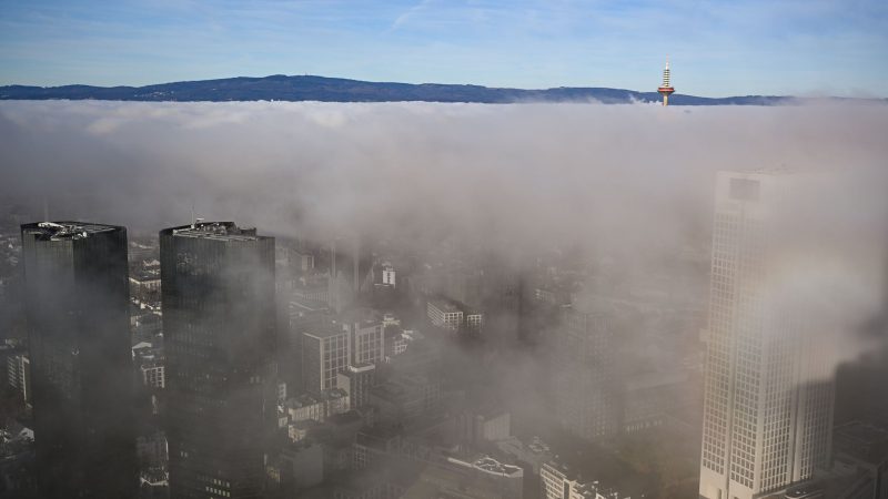 An der Grenze zwischen kalter und warmer Schicht bildet sich bei sogenanntem Inversionswetter Hochnebel, wie hier in Frankfurt am Main.