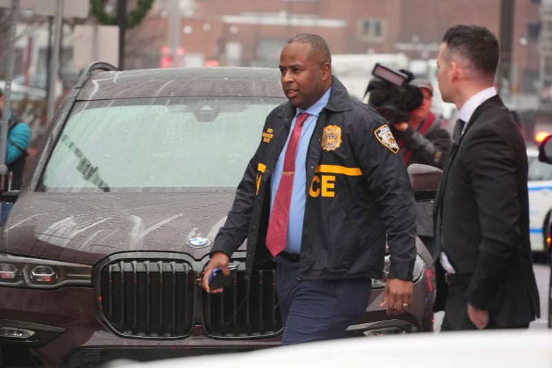Der stellvertretende Kommissar der New Yorker Polizei, Kaz Daughtry, trifft im Altoona Police Department ein, wo ein Mann mit einer Waffe, die der bei der Ermordung des CEO von UnitedHealthcare, Brian Thompson, verwendeten ähnlich sein soll, in Polizeigewahrsam genommen wurde.