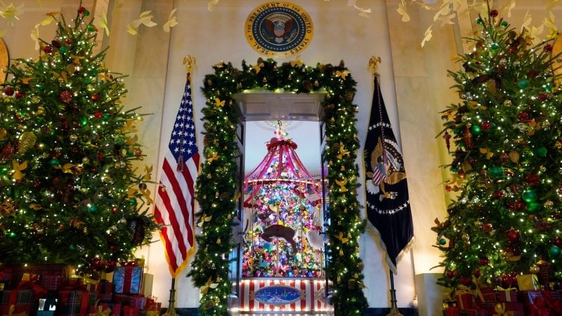 83 Tannenbäume, 165.075 Lichter und Tausende Christbaumkugeln gehören zur Weihnachtsdeko im Weißen Haus.