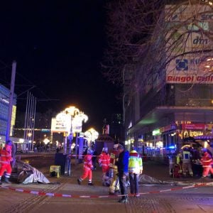 „Anschlag“ auf Magdeburger Weihnachtsmarkt – Auto rast in Menschenmenge