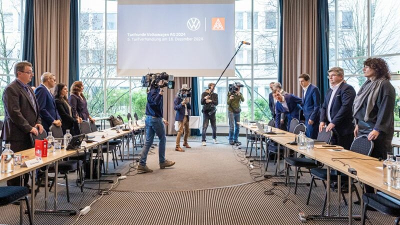 Vertreter von Volkswagen (r) und IG Metall (l) vor Beginn der fünften Tarifverhandlung in Hannover.