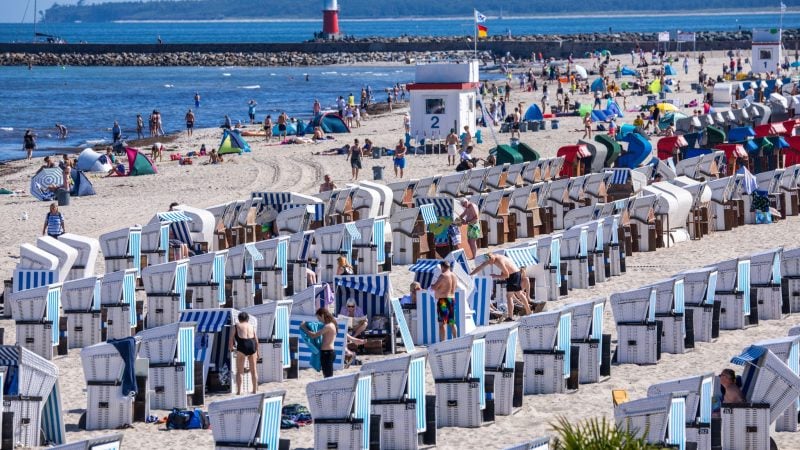 Sommerurlauber am Ostseestrand in Warnemünde. Im Zeitraum von Januar bis Oktober erzielte der Deutschland-Tourismus mit gut 433 Millionen Übernachtungen einen Rekord.