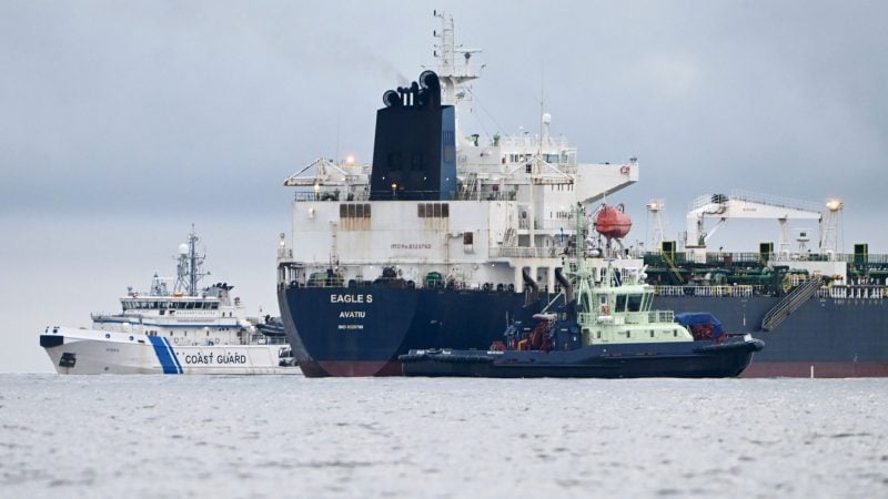 Der Öltanker «Eagle S» soll in einen Hafen gebracht werden.