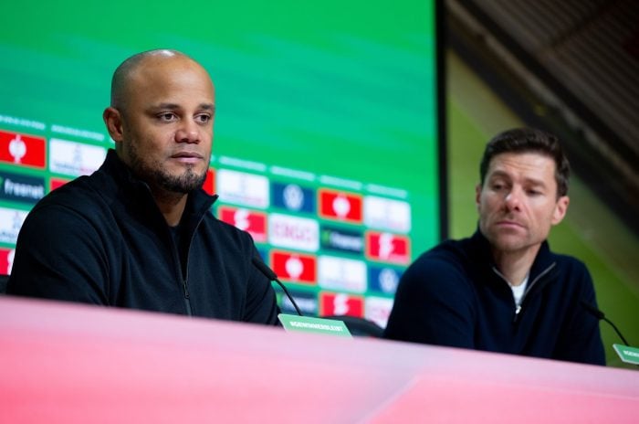 Verlierer Vincent Kompany (l) und Gewinner Xabi Alonso in der Pressekonferenz nach Leverkusens 1:0 in München.