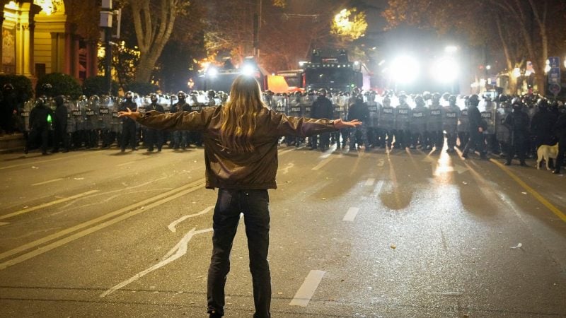 Proteste in Georgien dauern an: In Tiflis blockieren Polizisten eine Straße während einer Demonstration gegen die Entscheidung der Regierung, die Verhandlungen über den Beitritt zur Europäischen Union auszusetzen.