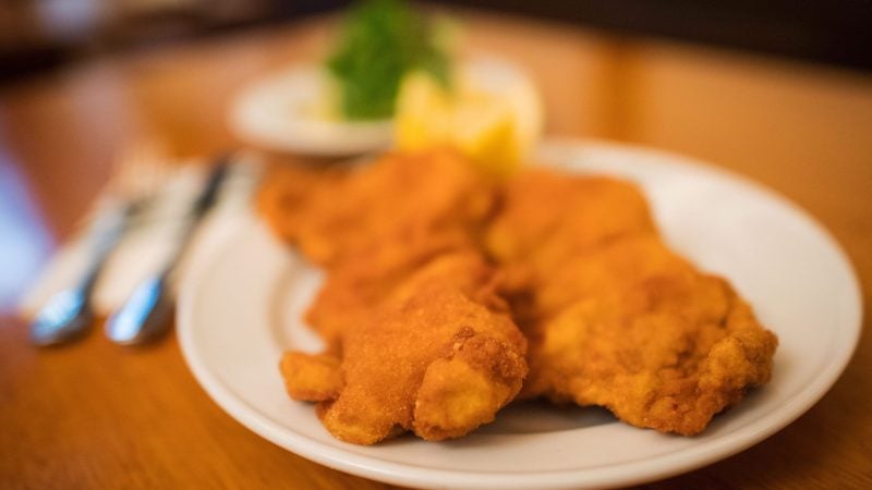 Wenn das Schnitzel auf dem Teller liegt, wissen Restaurantgäste in Deutschland nichts über die Haltungsform des Fleisches.