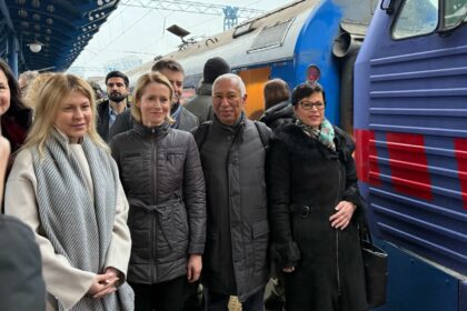 Der neue EU-Ratspräsident António Costa, die neue EU-Außenbeauftragte Kaja Kallas (2.v.l) und die neue EU-Erweiterungskommissarin Marta Kos (r) kommen wenige Stunden nach ihrer Amtsübernahme zu einem Besuch in der ukrainischen Hauptstadt Kiew an und werden von Vizeministerpräsidentin Olha Stefanischyna begrüßt.