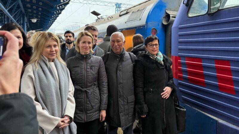 Der neue EU-Ratspräsident António Costa, die neue EU-Außenbeauftragte Kaja Kallas (2.v.l) und die neue EU-Erweiterungskommissarin Marta Kos (r) kommen wenige Stunden nach ihrer Amtsübernahme zu einem Besuch in der ukrainischen Hauptstadt Kiew an und werden von Vizeministerpräsidentin Olha Stefanischyna begrüßt.