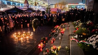 Berlins Bürgermeister und Angehörige gedenken Opfern des Breitscheidplatz-Anschlags