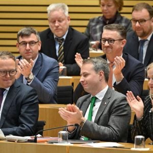 Ministerpräsident gewählt: Thüringer Brombeer-Koalition konfrontiert mit scharfer Kritik und Kontroversen