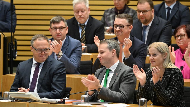 Mario Voigt (l, CDU), wird nach seiner Wahl zum neuen Ministerpräsidenten von Thüringen beglückwünscht.