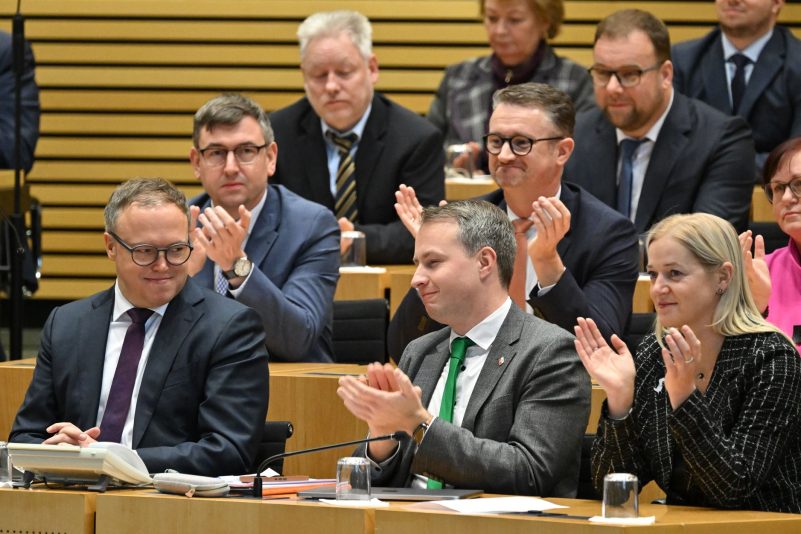 Mario Voigt (l, CDU), wird nach seiner Wahl zum neuen Ministerpräsidenten von Thüringen beglückwünscht.