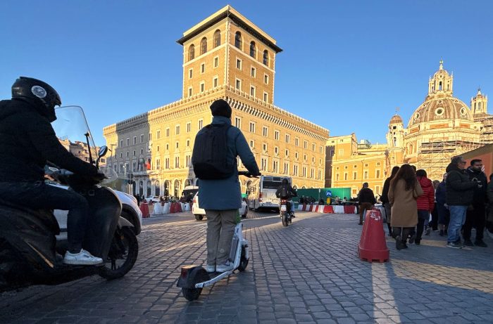 In Italien nicht mehr erlaubt: E-Scooter fahren ohne Helm 