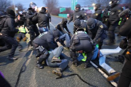 Bundesverfassungsgericht zieht Grenzen für Sitzblockaden: Kein Freibrief für Verhinderung unerwünschter Versammlungen