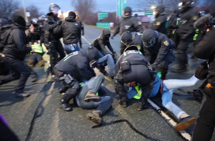 Polizisten räumen eine Sitzblockade am Rande einer Demonstration gegen den Bundesparteitag der AfD. 