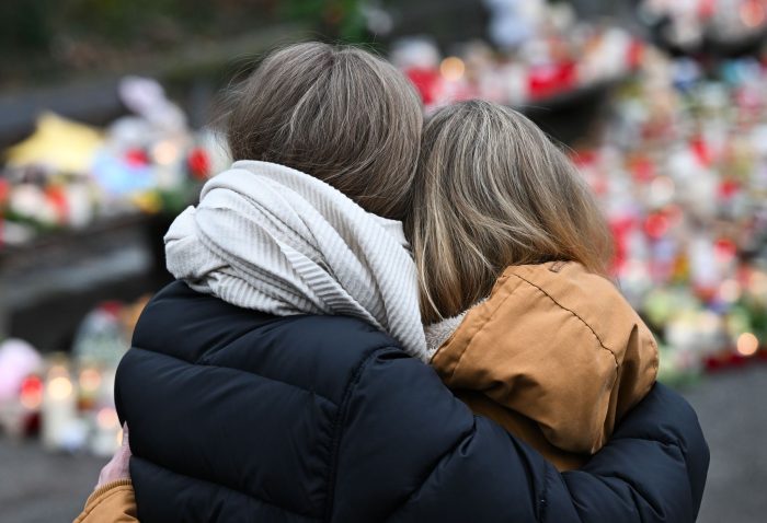 Viele Menschen trauerten in der Nähe des Tatorts.