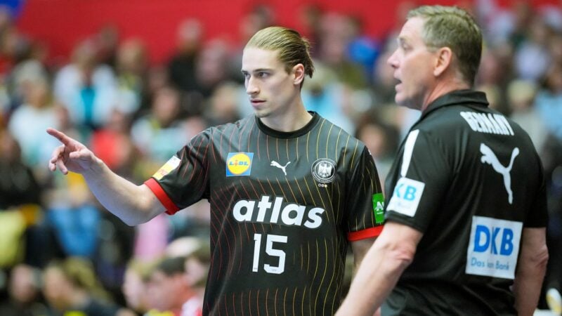 Juri Knorr (l) gehört bei der Handball-WM bisher zu den Aktivposten im deutschen Team.