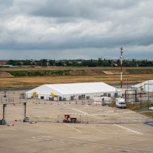 Milliardenkosten ohne Kontrolle? Kritik an Gebaren rund um Flüchtlingsunterkunft in Tegel