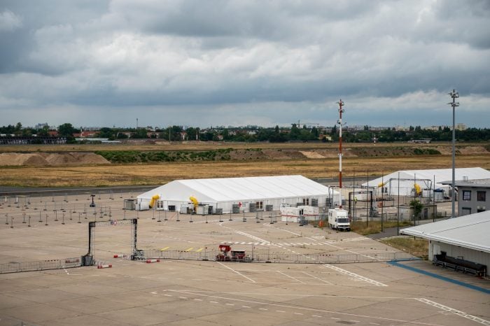 Das DRK betreibt das Pilotprojekt «Labor Betreuung 5000». Zum Einsatz kam es etwa als Notunterkunft für Flüchtlinge am ehemaligen Berliner Flughafen Tegel. (Archivfoto)