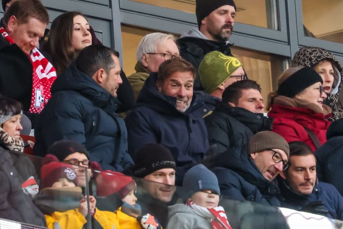 Jürgen Klopp (M) auf der Leipziger VIP-Tribüne.