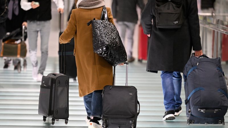 An den großen Flughäfen in Deutschland kommt es wegen technischer Probleme zu Warteschlangen bei der Einreise aus Nicht-Schengen-Staaten (Foto-Symbol)