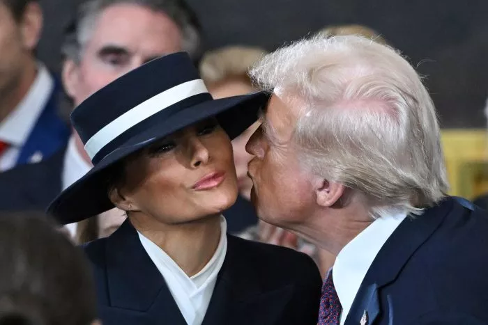 War die Hutkrempe schuld? Es blieb beim Luftkuss zwischen Donald Trump und seiner Frau Melania.