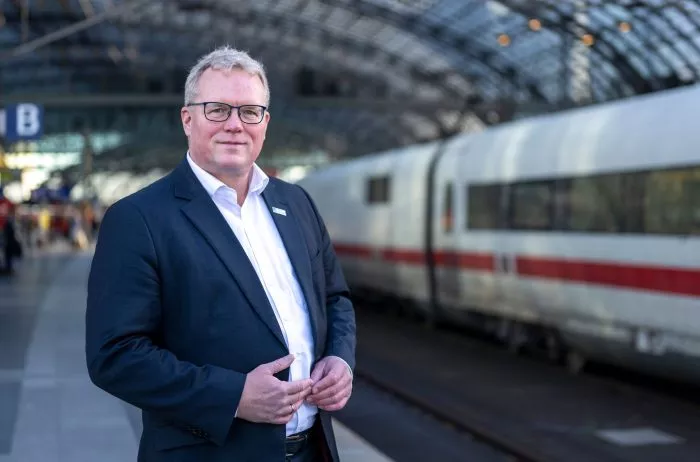 Der Geschäftsführer der Allianz pro Schiene, Dirk Flege, fordert mehr Unterstützung für Eigentümer bei der Weiterentwicklung von Bahnhöfen. (Archivbild)