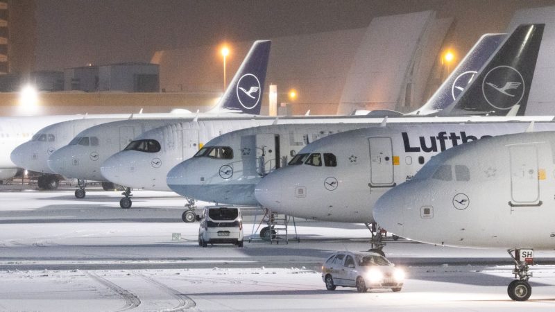 Mit Schnee bedeckte Flugzeuge auf dem Flughafen Frankfurt. Wegen Schnee und Eisregen sind hier 120 Flüge annulliert worden.