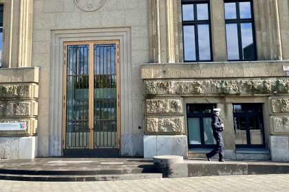 Ein Polizist geht an der Staatskanzlei entlang (Archivfoto)