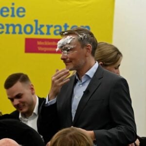 Lindner wird mit „Torte” beworfen: „Es war leider nicht Sahne”