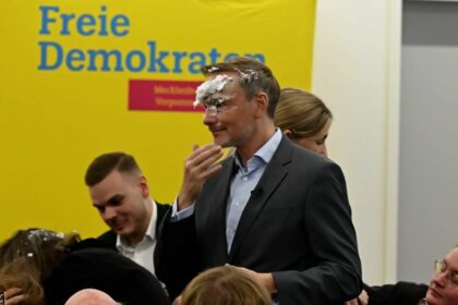 Lindner wird mit „Torte” beworfen: „Es war leider nicht Sahne”