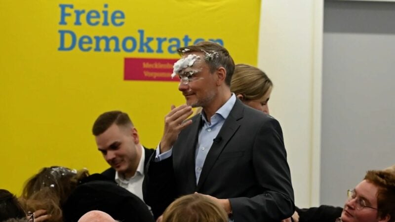 Der FDP-Vorsitzende Christian Lindner wurde mit Schaum beworfen.