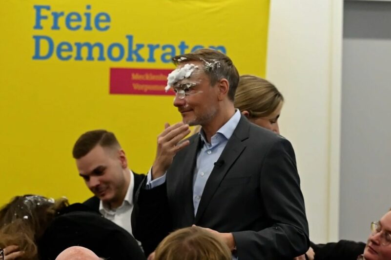Der FDP-Vorsitzende Christian Lindner wurde mit Schaum beworfen.