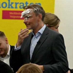 Lindner wird mit „Torte” beworfen: „Es war leider nicht Sahne”